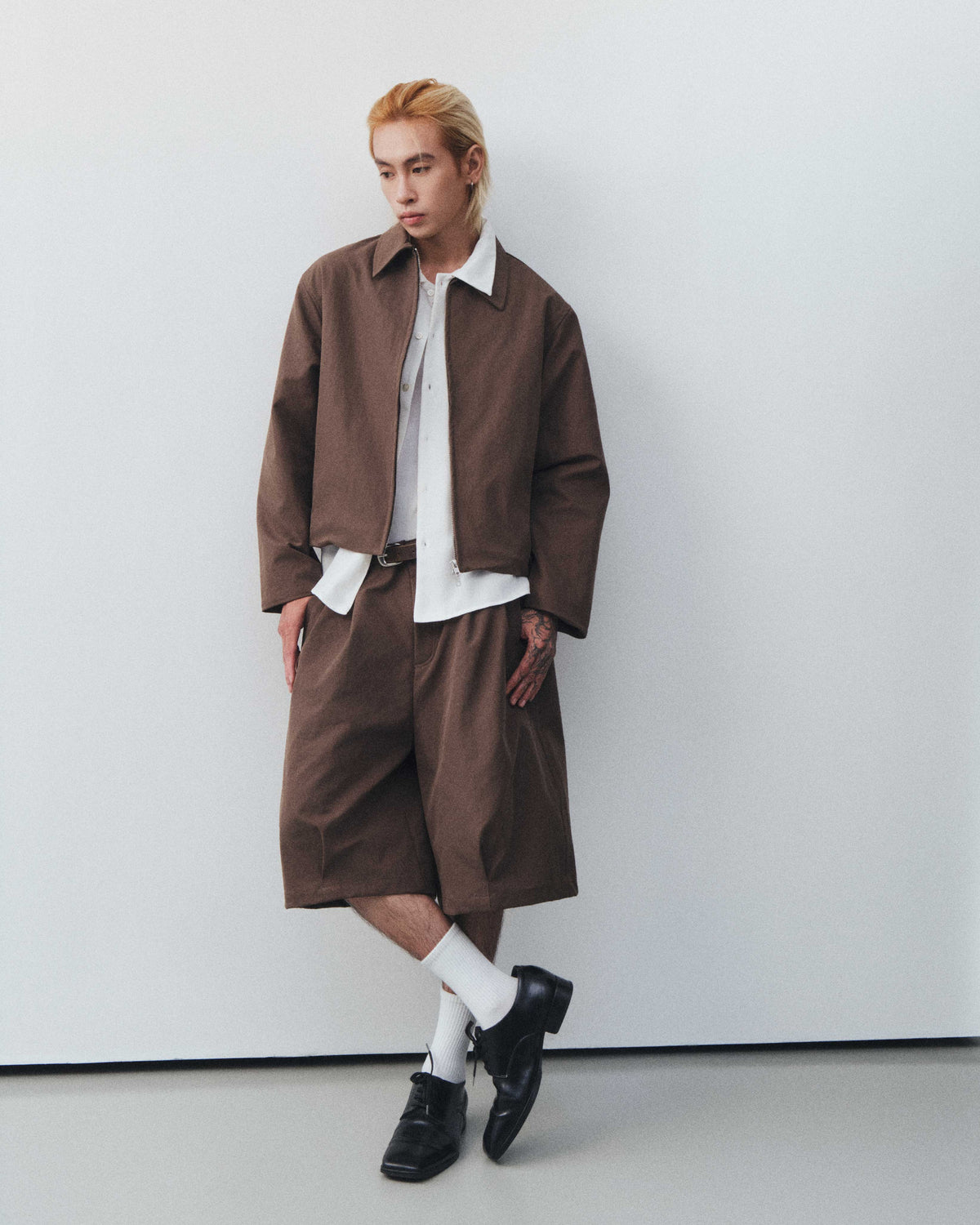 WIDE-LEG KHAKI SHORTS - BROWN